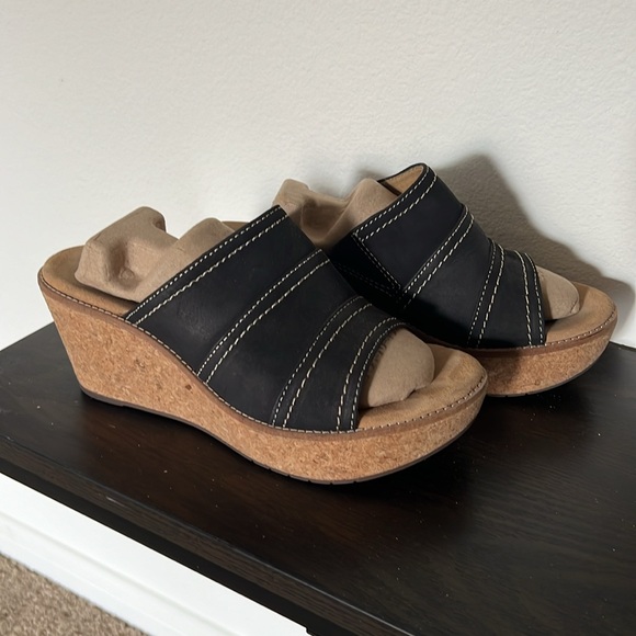 Clarks black and Tan Women's wedge sandals sz 9 - Picture 1 of 4